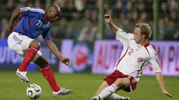 Sylvain Wiltord (kiri) menjadi salah satu striker Prancis yang diboyong Wegner ke Arsenal. Wiltord bergabung ke The Gunners dari Bordeaux dengan mahar sekitar 13 juta pounds. (AFP/Pascal Pavani)