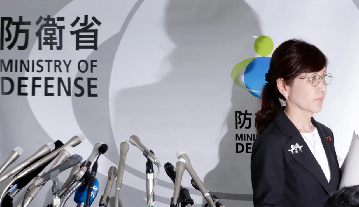 Menteri Pertahanan Jepang Tomomi Inada usai konferensi pers pengunduran dirinya di Kementerian Pertahanan, Tokyo (28/7). Inada ditunjuk menjadi Menteri Pertahanan Jepang sejak Agustus 2016. (AP Photo/Eugene Hoshiko)