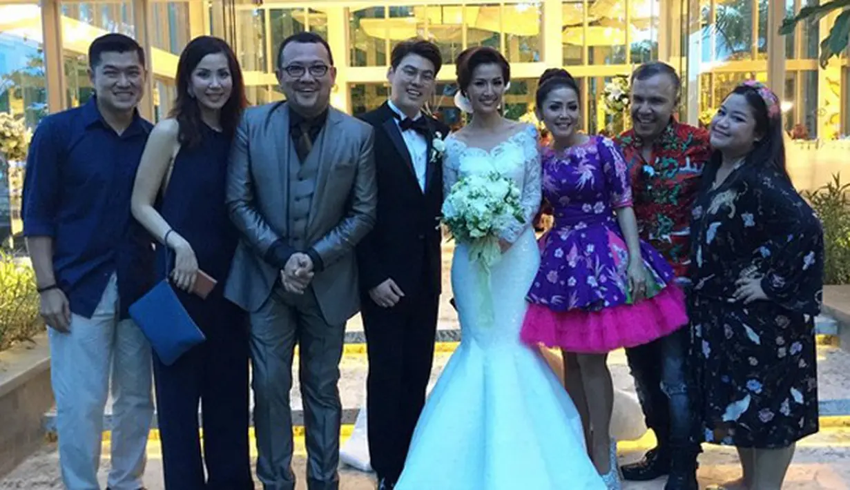 Beberapa selebriti terlihat hadir menyaksikan pasangan ini mengucap janji sehidup semati untuk membangun mahligai pernikahan. Diantaranya, penyanyi dangdut Kristina dan presenter Alvin Adam. (Instagram/kristinadangdut)