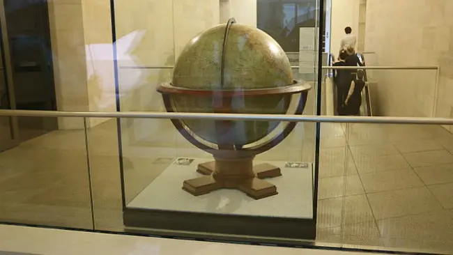 Columbus Globe yang diduga pernah dimiliki Adolf Hitler. Benda itu disebut-sebut sudah hilang.(Sumber Wikimedia Commons)