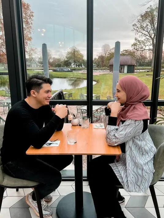 Bahkan ia juga terlihat mengenakan blouse dengan corak tertentu untuk menambah variasi gayanya. [Foto: instagram.com/zaskiasungkar15]