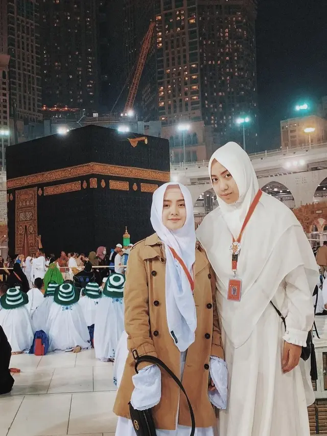 Potret 6 Pedangdut Saat Jalani Umrah, Lesti Kejora Menangis di Depan Kakbah