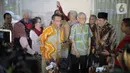 Ketua Umum Gerakan Suluh Kebangsaan Mahfud MD didampingi Wakil Presiden ke 6 Tri Sutrisno bersiap memberikan keterangan usai pertemuan tertutup di Jakarta, Kamis (3/10/2019). Pertemuan tersebut selain silaturahmi juga mendiskusikan berbagai isu kebangsaan saat ini. (Liputan6.com/Faizal Fanani)