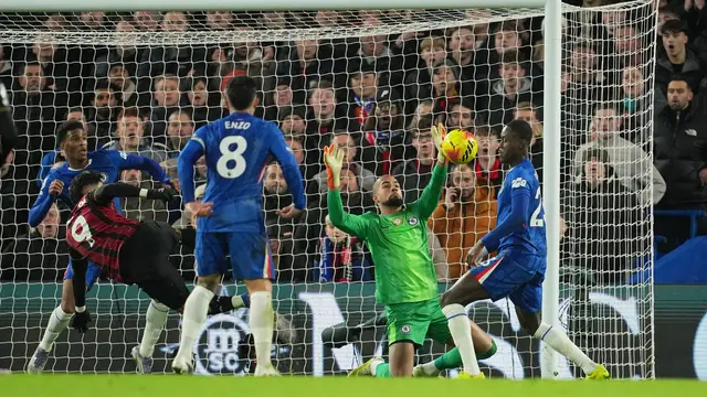 Kiper Chelsea, Robert Sanchez (kedua dari kanan), melakukan penyelamatan di depan pemain Bournemouth, Evanilson