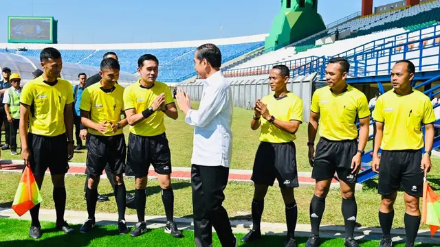 Presiden Joko Widodo atau Jokowi saat meninjau proses seleksi Tim Nasional (Timnas) Sepak Bola Indonesia U-17 di Stadion Si Jalak Harupat, Kabupaten Bandung, Jawa Barat.