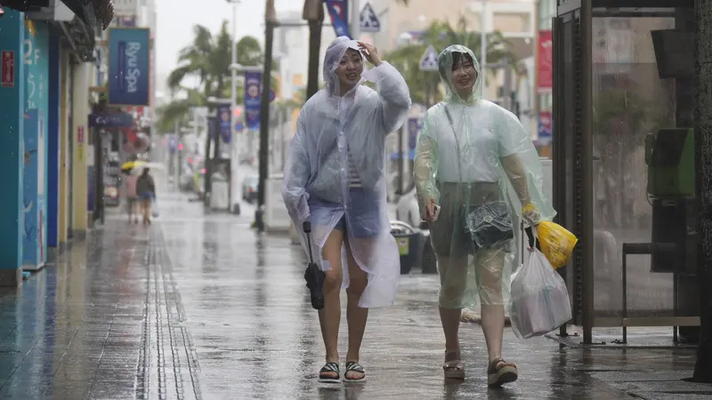 Badai Tropis Okinawa Jepang