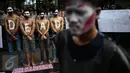 Massa yang tergabung dalam Aksi Solidaritas Mahasiswa menggelar aksi di depan Gedung Polda Metro Jaya, Jakarta, Jumat (9/12). Dalam aksinya, mereka menuntut agar para tersangka dugaan makar dibebaskan. (Liputan6.com/Faizal Fanani)