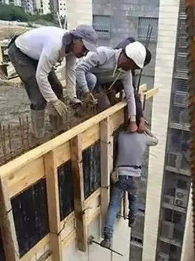 6 Aksi Kuli Bangunan Pasang Kayu Ini Bikin Heran, Ada-Ada Saja