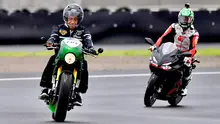 Jokowi, yang menumpangi sepeda motor berwarna hijau 'RI 1', terlihat melaju pertama kali dari garis start diikuti peserta lainnya. (Istana Kepresidenan/Agus Suparto)