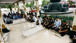  TNI menggelar doa bersama di TMP Kusumanegara sebagai bagian dari rangkaian peringatan HUT TNI ke-71,Yogyakarta, Rabu (28/9). (Liputan6.com/ Boy Harjanto)