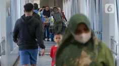 Calon penumpang membawa barang bawaan ke dalam Kapal Pelni KM Dobonsolo di Pelabuhan Tanjung Priok, Jakarta, Selasa (25/3/2025). (Liputan6.com/Herman Zakharia)