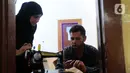 Pengungsi melakukan pelatihan menjahit di Peace Educational Shelter, Cisarua, Jawa Barat, Selasa (17/1/2023). Rata-rata pengungsi yang berasal dari Afganistan, Yaman, Irak, Sudan dan lain-lain  sudah lebih dari 10 tahun tinggal di Indonesia dengan kondisi   puluhan pengungsi mengalami depresi hingga bunuh diri. (merdeka.com/Arie Basuki)