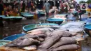 Suasana pasar ikan di Kamal Muara, Jakarta, Jumat (15/4/2022). Pasokan ikan dipastikan aman untuk kebutuhan selama Ramadhan 1443 Hijriah dan Hari Raya Idul Fitri, dengan perkiraan ketersediaan ikan tangkapan dan budidaya April dan Mei 2022 sebesar 2,99 juta ton. (Liputan6.com/Angga Yuniar)