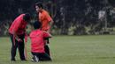 Staf pelatih Persija Jakarta memeriksa kaki Evan Dimas saat latihan di Lapangan Sutasoma, Jakarta, Rabu(28/1/2020). Gelandang Timnas Indonesia ini menjalani latihan terpisah karena masih pemulihan cedera. (Bola.com/M Iqbal Ichsan)