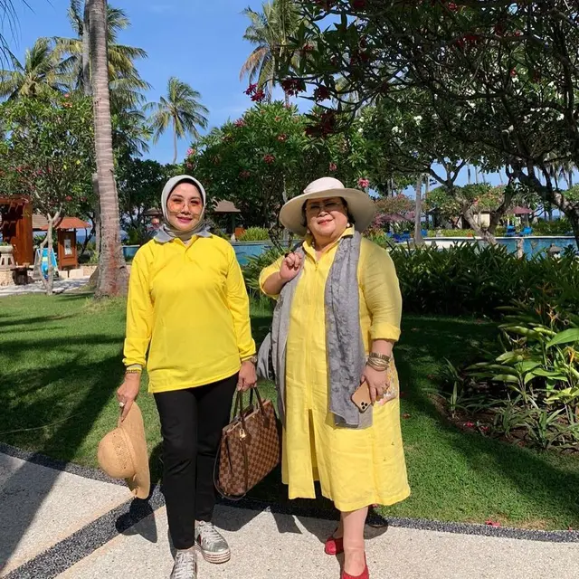 6 Potret Kedekatan Ibunda Nikita Willy dan Indra Priawan, Besan yang Kompak