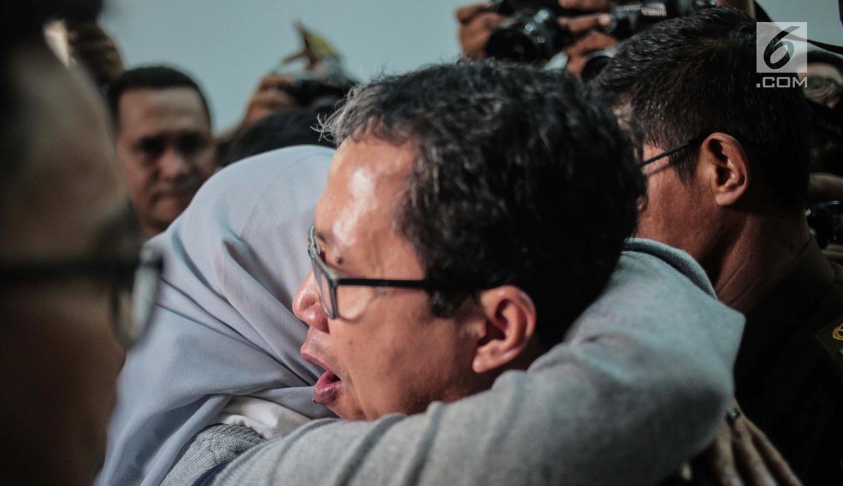 Istri memeluk terdakwa kasus dugaan penghilangan barang bukti pengaturan skor Joko Driyono usai vonis di PN Jakarta Selatan, Selasa (23/7/2019). Joko Driyono diganjar hukuman 1 tahun 6 bulan kurungan penjara. (Liputan6.com/Faizal Fanani)