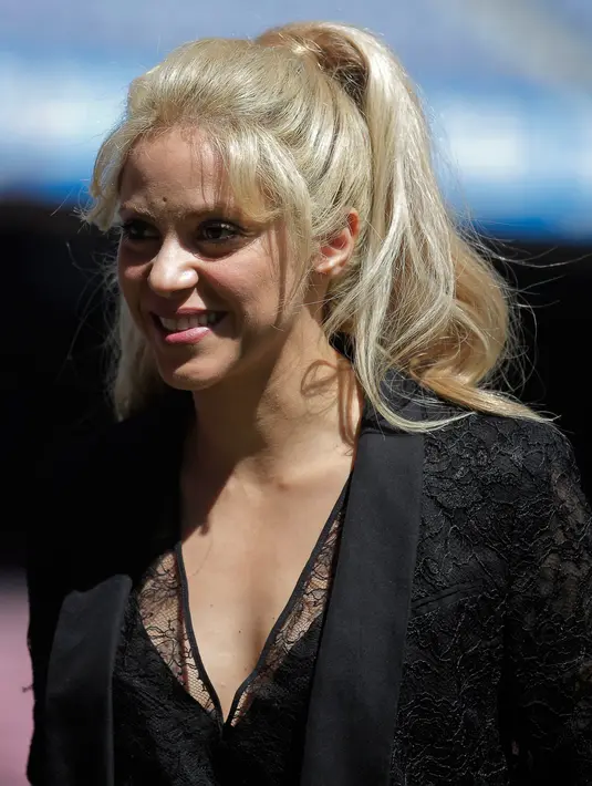 Penyanyi Kolombia, Shakira saat menghadiri acara amal bersama Barcelona FC di Stadion Camp Nou, Barcelona di Spanyol, Selasa (28/3). Duta UNICEF itu akan membangun sekolah bekerja sama dengan klub Barcelona dan Yayasan La Caixa.(AP Photo/Manu Fernandez)