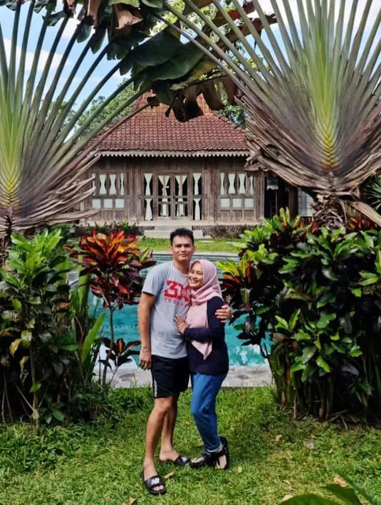 <p>Melalui akun instagramnya, Ikke kerap membagikan momen bersama sang suami yang lebih muda enam tahun. Tidak hanya momen kemesraan, tapi juga momen romantis. [Instagram/ikkenurjanah0518]</p>