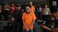 Polisi bersenjata menggiring tersangka dugaan pengaturan skor di Polda Metro Jaya, Jakarta, Rabu (10/4). Sebelum diserahkan ke kejaksaan, polisi lebih dulu mengecek kesehatan para tersangka di Biddokes Polda Metro Jaya. (merdeka.com/Imam Buhori)