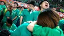 Reaksi fans saat Beijing Guoan FC dikalahkan Jiangsu Suning di Liga Super China. (EPA/Wu Hong).