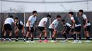 <p>Para pemain Timnas Indonesia U-17 melakukan games saat menjalani official training di Lapangan Latihan A Gelora Bung Tomo, Surabaya, Minggu (12/11/2023) sore menjelang laga kedua Grup A Piala Dunia U-17 2023 menghadapi Panama yang akan berlangsung di Stadion Gelora Bung Tomo, Senin, 13 November 2023. (Bola.com/Bagaskara Lazuardi)</p>