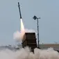 Sistem pertahanan udara Iron Dome Israel meluncurkan rudal untuk mencegat roket yang ditembakkan [Jack Guez/AFP).