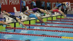 Atlet Indonesia Syuci Indriani beraksi di garis start saat babak final nomor 100 meter renang gaya dada klasifikasi SB14 Asian Para Games 2018 di Stadion Akuatik GBK, Jakarta, Senin (8/10). Syuci Indriani berhasil meraih emas. (Merdeka.com/Imam Buhori)