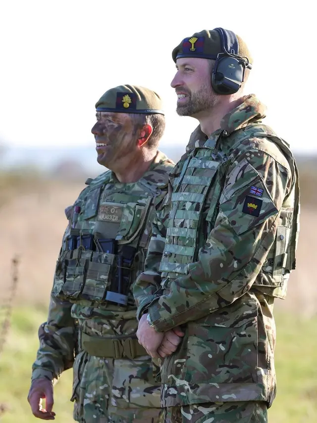 Potret Gagah Pangeran William Berbalut Seragam Militer dan Brewok Tebal