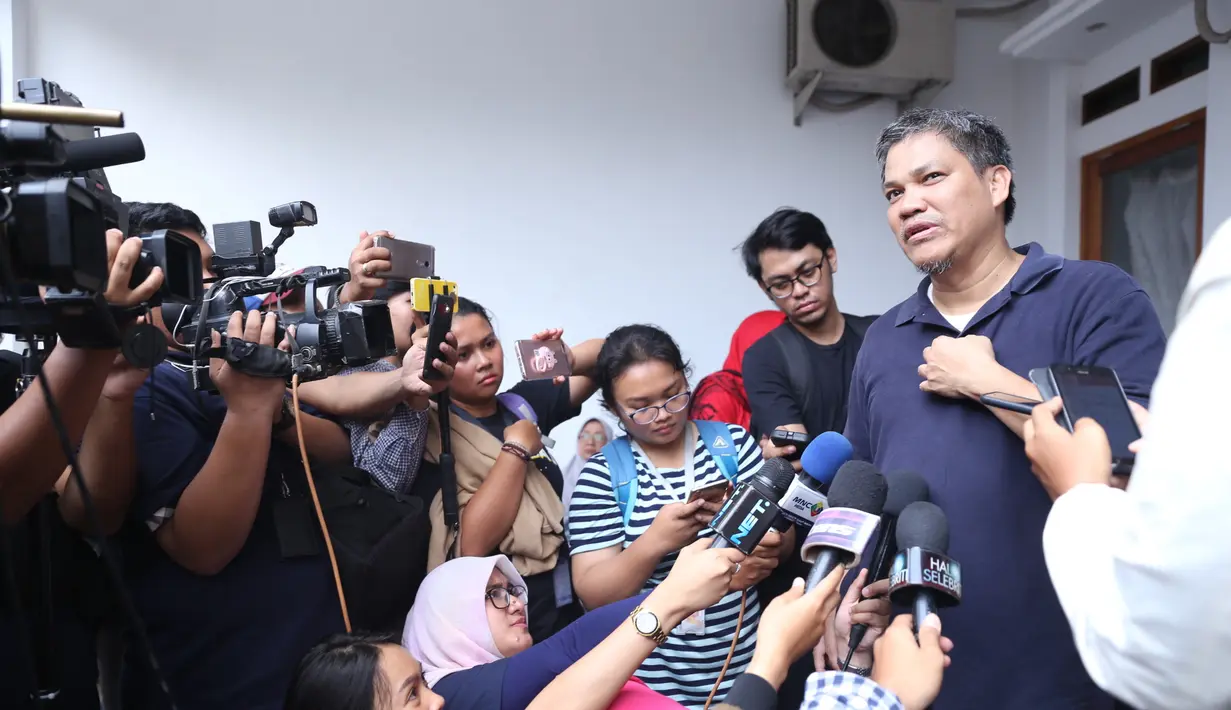 "Dia sedapat mungkin menutupi. Dia nggak mau ekspos. Terakhir saja yang terekspos karena kemarin shooting, nah terekspos di situ. Sebenarnya dia nggak mau, dia mau fight sendiri," kata Hilmi. (Nurwahyunan/Bintang.com)