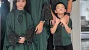Nabila Syakieb juga kompak bersama suami dan kedua anaknya mengenakan baju muslim hijau emerald. Nabila mengenakan outer hijau dengan aksen lace hitam. [@nsyakieb85]