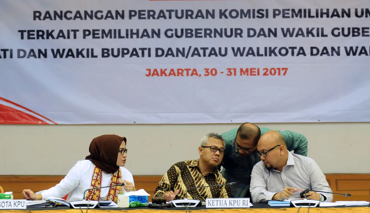 Ketua KPU, Arief Budiman (kedua kiri) bersama komisioner saat melakukan uji publik Rancangan Peraturan KPU terkait Pilgub. Pilbup dan Pilwali di Jakarta, Rabu (31/5). Uji publik dihadiri perwakilan parpol, akademisi. (Liputan6.com/Helmi Fithriansyah) 