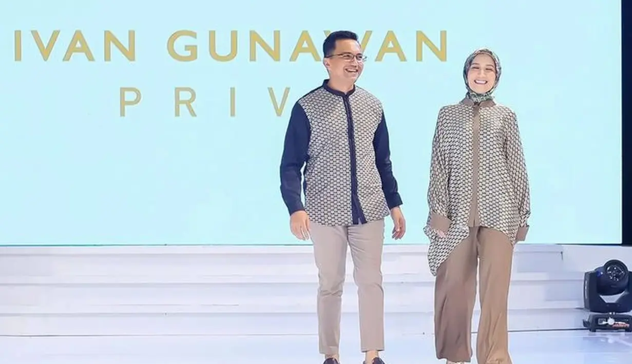 Atau saat kerja bareng menjadi model di fashion show Ivan Gunawan. Dengan busana modest yang trendi. [Foto: Instagram @sahrulgunawanofficial]