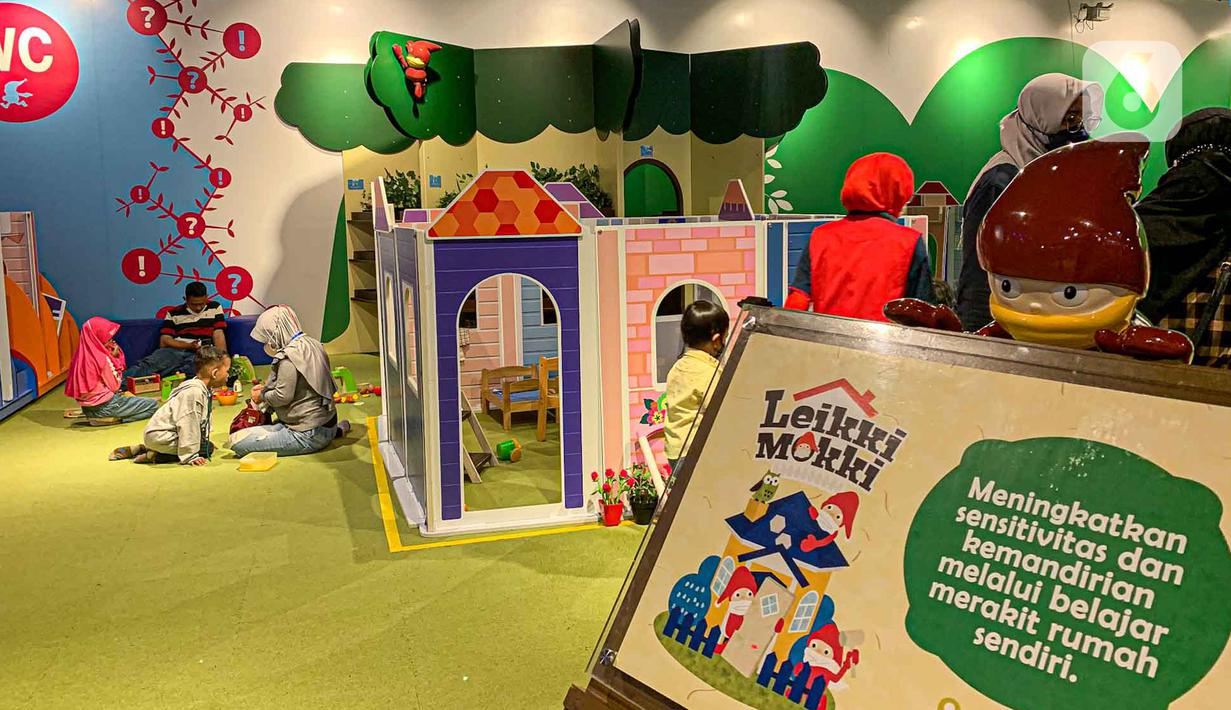 <p>Keseruan anak-anak bermain wahana permainan playground indoor di pusat perbelanjaan, Jakarta, Rabu (4/5/2022). Hari ketiga Lebaran, wahana permainan anak di mall diserbu karena menjadi alternatif bagi anak menghabiskan waktu yang tidak hanya bisa bermain namun juga sekaligus belajar dengan cara menyenangkan. (Liputan6.com/Faizal Fanani)</p>