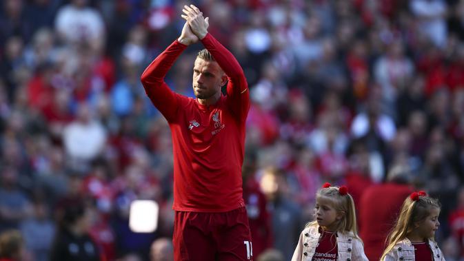 Pemain Liverpool, Jordan Henderson, menyapa fans usai gagal meraih gelar juara Premier League di Stadion Anfield, Minggu (12/5). Liverpool menyudahi musim ini di peringkat kedua klasemen Premier League dengan nilai 97. (AP/Dave Thompson)