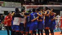 Timnas voli Indonesia menghadapi laga berat pada semifinal Kejuaraan Asia Voli 2017 kontra Jepang, di GOR Tri Dharma, Gresik, Minggu (31/7/2017). (Bola.com/Fahrizal Arnas)