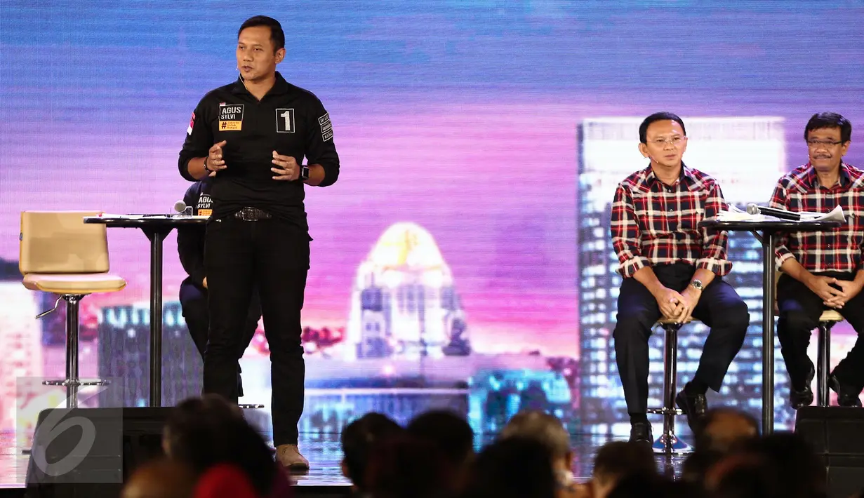 Cagub nomor 1, Agus Harimurti Yudhoyono memaparkan visi misi pada Debat Final Cagub DKI Jakarta di Bidakara, Jakarta, Jumat (10/2). (Liputan6.com/Faizal Fanani)