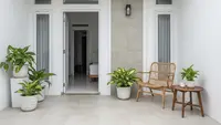 10 Warna Cat Teras yang Cocok Dipadu Keramik Motif Batu Alam, Bikin Tampilan Rumah Makin Estetik!