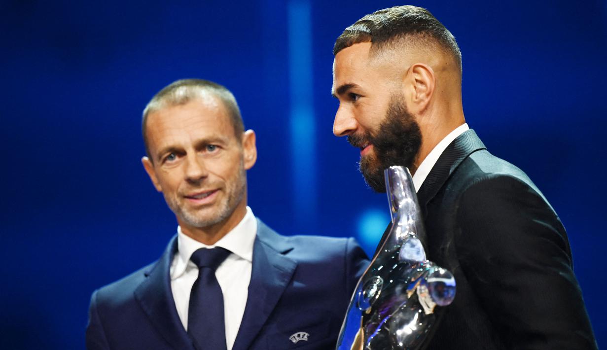 Benzema berhasil menjadi yang terbaik setelah mengungguli Kevin De Bruyne dari Manchester City dan sesama rekan di Real Madrid, Thibaut Courtois yang berada di posisi tiga besar nominasi. (AFP/Ozan Kose)