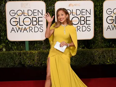 Aktris dan penyanyi Jennifer Lopez saat menghadiri ajang bergengsi Golden Globe Awards 2016 di Beverly Hilton Hotel, California, Minggu (10/1). J-Lo tampil dengan gaun kuning yang mempunyai belahan kaki yang cukup tinggi. (Jason Merritt/Getty Images/AFP)