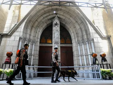 Personel K9 Mabes Polri saat melakukan sterilisasi di lingkungan Gereja Katedral Jakarta, Selasa (24/12/2024). (merdeka.com/Arie Basuki)