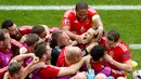 Gareth Bale merayakan golnya ke gawang Slovakia bersama rekan-rekannya saat laga Euro 2016 di di Stade de Bordeaux, Prancis (11/6). Wales berhasil membungkam Slovakia dengan skor 2-1 (Reuters/Regis Duvignau)