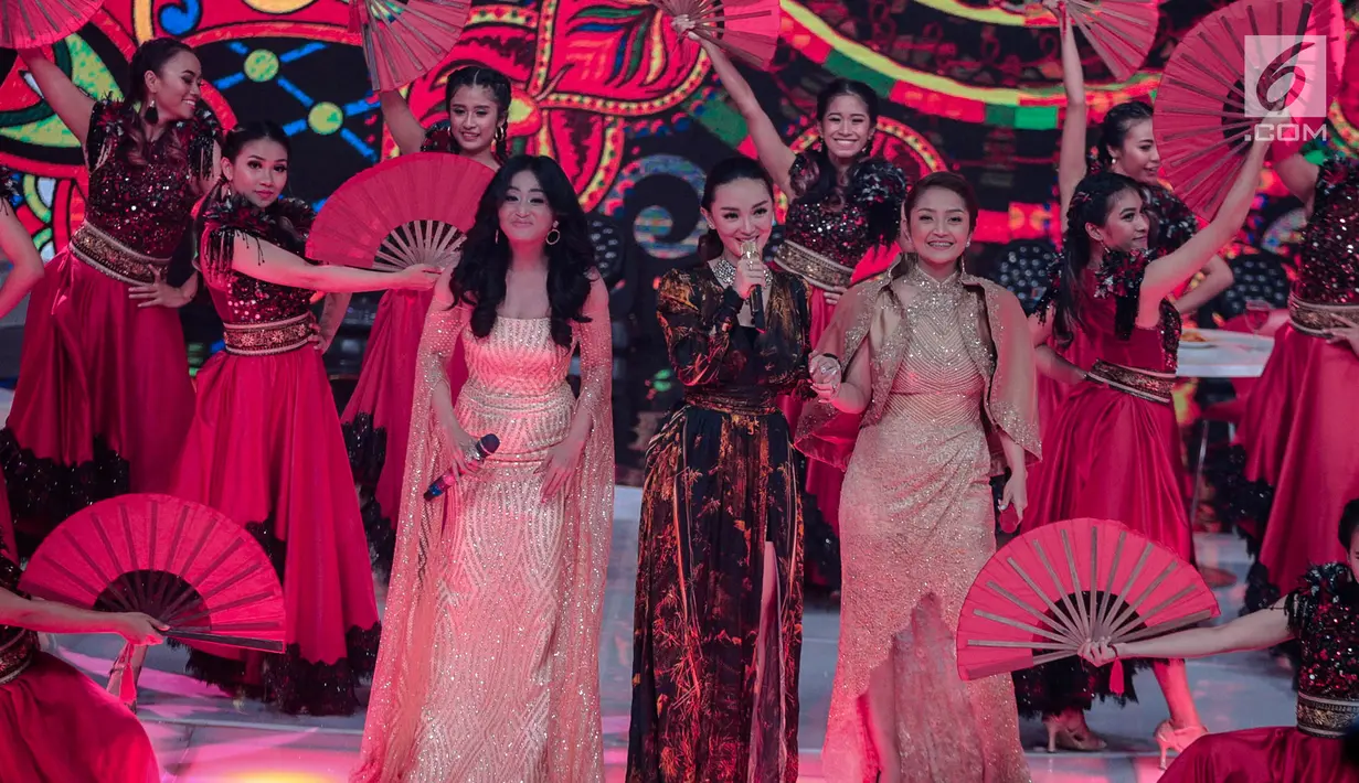 Pedangdut Dewi Perssik (kiri), Siti Badriah (kanan), dan  Zaskia Gotik (tengah) saat tampil dalam Indonesian Dangdut Awards 2018 di Jakarta, Jumat (12/10). Mereka membawakan lagu Bintang Pentas, Bara Bere, dan Tarik Selimut. (Faizal Fanani)