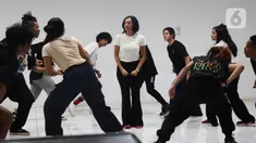 Para pemain teater Stock Teater saat melakukan sesi latihan di EQ Studio, Pejaten, Jakarta, Senin (26/8/2024). (Liputan6.com/Angga Yuniar)