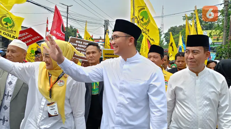 Iring-iringan Andika Hazrumy Daftar ke KPU Kabupaten Serang. (Rabu, 28/08/2024). (Yandhi Deslatama/Liputan6.com).