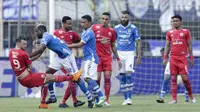 Striker Persija Jakarta, Marko Simic, terjatuh saat berebut bola dengan bek Persib Bandung, Victor Igbonefo, pada laga Liga 1 di Stadion GBLA, Jawa Barat, Minggu (23/9/2018). Persib menang 3-2 atas Persija. (Bola.com/M Iqbal Ichsan)