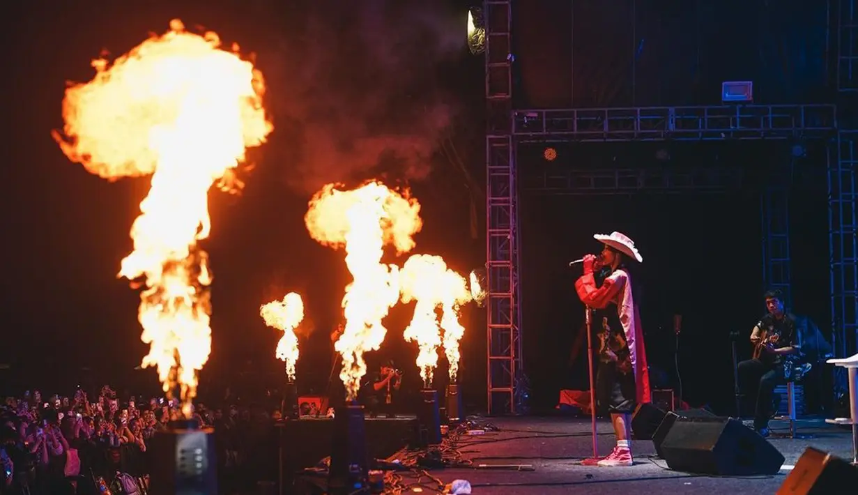 Dalam setiap konsernya, Widi sangat maksimal pada pemilihan kostumnya. Satu-satunya personil perempuan Vierratale ini gemar menggunakan pakaian yang unik dan jarang digunakan musisi lain. (Instagram/@widikidiwdkdw)
