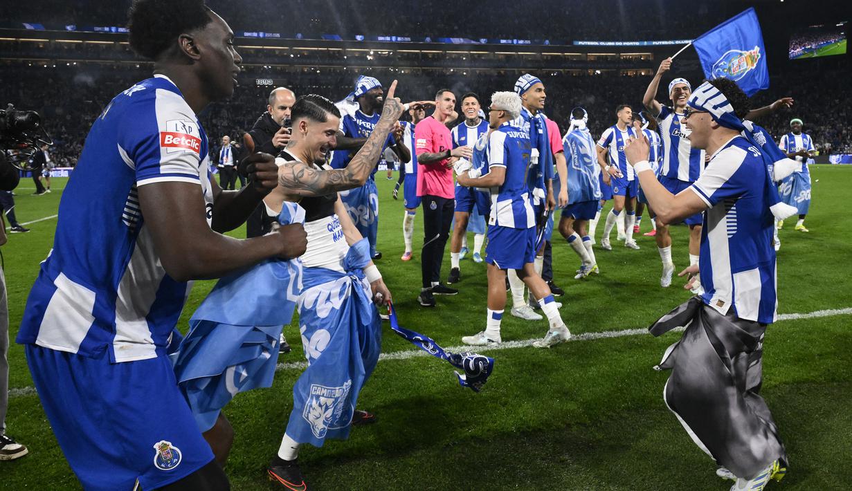 Kemenangan tersebut membuat raihan poin FC Porto tak terkejar meski masih menyisakan dua laga tersisa. Mereka memiliki selisih sembilan poin dari penghuni runner up, SL Benfica dengan koleksi 76 poin. (AFP/Miguel Riopa)