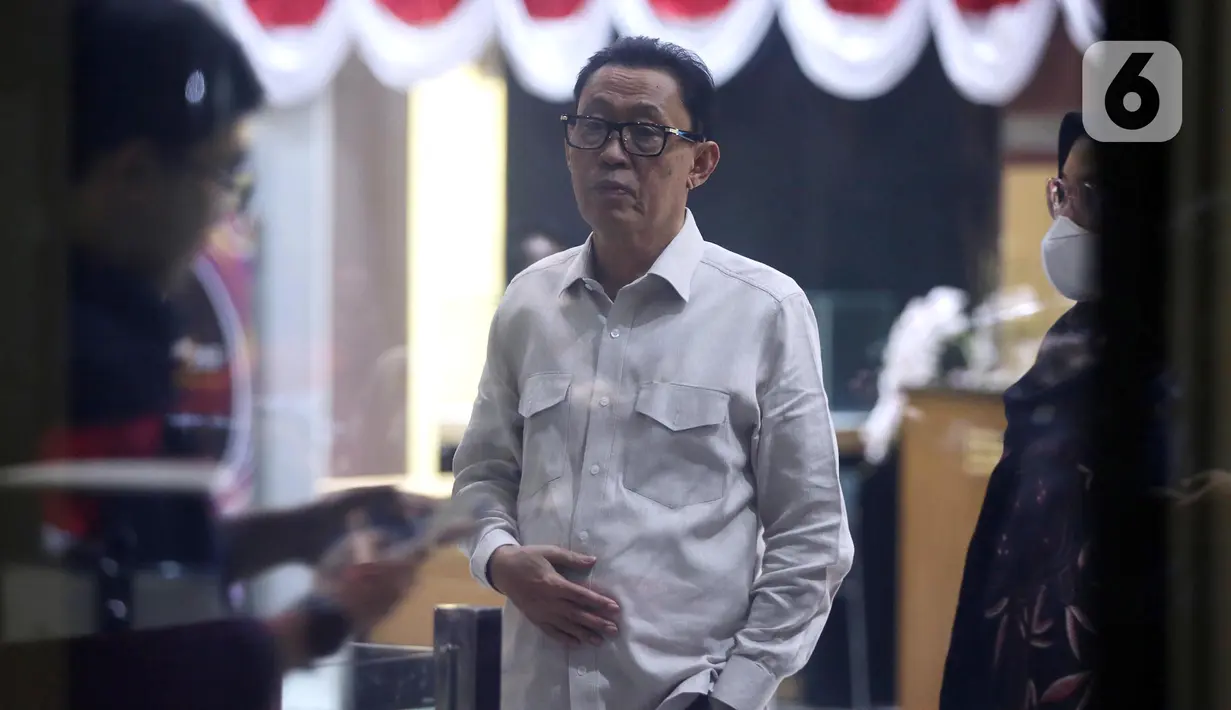 Mantan Anggota Badan Pemeriksaan Keuangan (BPK) Ahmadi Noor Supit bersiap meninggalkan gedung Merah Putih Komisi Pemberantasan Korupsi (KPK), Jakarta, Rabu (20/8/2025). (Liputan6.com/Helmi Fithriansyah)