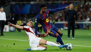 Pemain Olympiakos, Costinha (bawah), berusaha menghentikan pemain Barcelona, Alejandro Balde, dalam pertandingan fase pembuka Liga Champions antara Barcelona dan Olympiakos di Barcelona, Spanyol, Selasa, 21 Oktober 2025. (AP Photo/Joan Monfort)&nbsp;&nbsp;&nbsp;