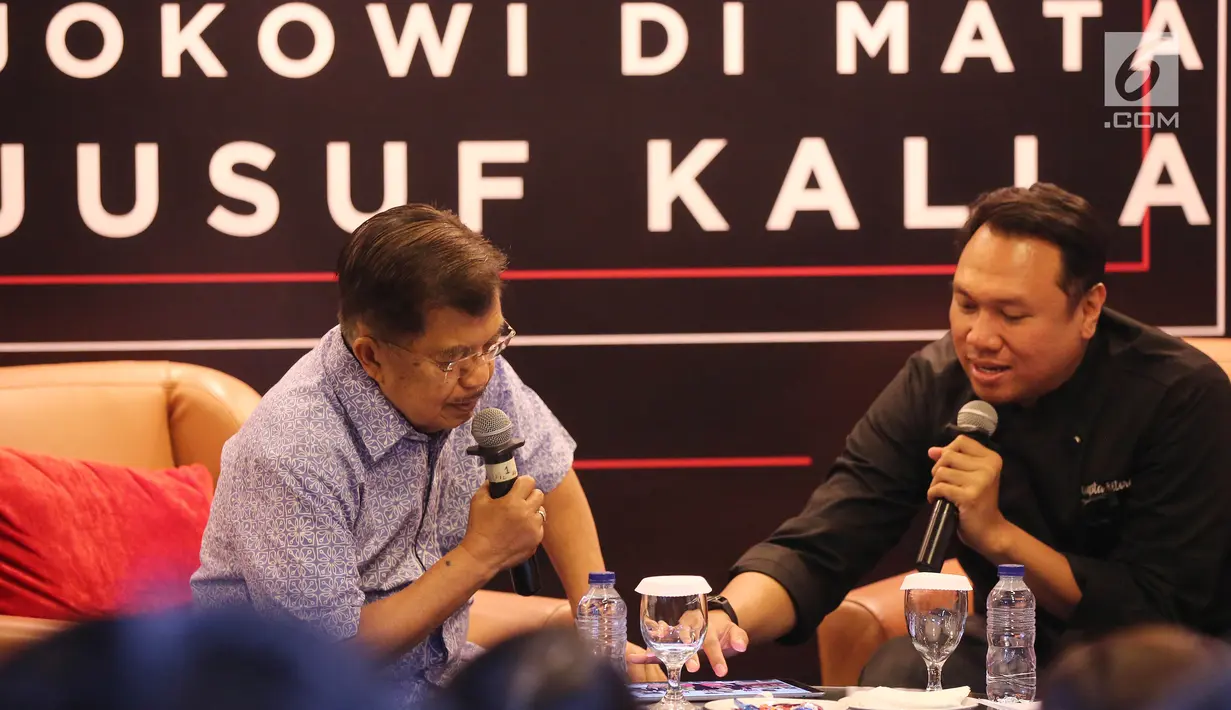 Wapres Jusuf Kalla melihat foto-foto pada acara dialog komunitas Kamis Kerja, Jakarta, Kamis (21/3). Wapres Jusuf Kalla dan kaum muda milenial menghadiri dialog bertemakan Jokowi di Mata Sahabat: Jokowi di Mata Jusuf Kalla. (Liputan6.com/Fery Pradolo)